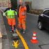 Fertig geklebt: Mario Buonpensiere und Uwe Kischel von der Firma Wolfschmidt aus dem thürinischen Kässlitz nach getaner Arbeit in Bad Königshofen.