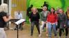 Chorprobe des Thalia Chors im Kom;ma kurz vor dem großen Konzert. Im Bild Chorleiterin Monika Oser (links), Pianist Bastian Späth und einigen Sängerinnen.