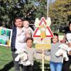 Wildparkleiter Thomas Leier, Geschäftsführer Andreas Graf mit Sohn Luis, Saphira Graf, Hermine Graf, Nadja Graf mit Tochter Phina.