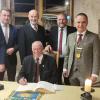 Eintrag ins Goldene Buch: Ehrenbürger Fritz Steinman mit den Weggeführten (von links) Winterhausens Bürgermeister Christian Luksch, Zweiter Bürgermeister Stefan Diroll, Markus Schenk, Altlandrat Eberhard Nuß, Landrat Thomas Eberth, Bürgermeister Wilfried Saak und Frickenhausens Bürgermeister Günther Hofmann. Eintrag ins Goldene Buch: Ehrenbürger Fritz Steinman mit den Weggeführten (von links) Winterhausens Bürgermeister Christian Luksch, Zweiter Bürgermeister Stefan Diroll, Markus Schenk, Altlandrat Eberhard Nuß, Landrat Thomas Eberth, Bürgermeister Wilfried Saak und Frickenhausens Bürgermeister Günther Hofmann.