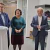 Es geht um fairen Handel: Ausstellungseröffnung mit (von links) Bürgermeister Wolfgang Lampe, stellvertretender Landrätin Ruth Halbritter und Helmut Schießl, Regionaldirektor der VR-Bank.
