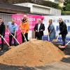 Den Start des Gkasfaserausbaus in Birkenfeld besiegelten Bürgermeister Achim Müller und stellvertretende Bürgermeisterin Silke Hörning mit Vertretern der beteiligten Unternehmen.