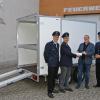Mehr Flexibilität bei den Einsätzen der Freiwilligen Feuerwehr in Thüngersheim ermöglicht der neue  Feuerwehr-Logistikanhänger. Die beiden Vorsitzenden des Feuerwehrvereins, Ralf Müller und Frank Remling (von links), übergaben den Fahrzeugschein an Bürgermeister Michael Röhm und die beiden Kommandanten  Sandro Saccavino und Torsten Riedmann.