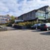 Der Neubau der Schulkindbetreuung erstreckt sich teils über den bestehenden Parkplatz bis zur Günterslebener Straße. 