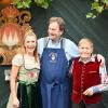 Stefanie und ihr Vater Eberhard Hertel zusammen mit Veranstalter Karl Graf zu Castell-Rüdenhausen vor dem "Weinkeller am Schloss".