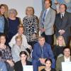 Bei der Freisprechungsfeier in Heidingsfeld: Die frisch gebackenen Friseure und Friseurinnen mit Gästen, Ausbildern und Laudatoren, darunter der Präsident der Handwerkskammer, Michael Bissert (Mitte sitzend), Kreishandwerksmeister Martin Strobl (rechts, stehend) und Adolf Bauer (rechts sitzend).