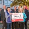 Je 500 Euro bekamen Feuerwehr, Kindergarten und Gemeinde (von links): Gebietsdirektor Heiko Därr, Vorstandsvorsitzender Bernd Fröhlich, Karin Straßberger (Kindergarten), Bürgermeister Peter Sterk, Inge Krämer (Feuerwehr), ehemaliges Vorstandsmitglied Hermann Hadwiger und Cornelius Göb (Beratungscenterleiter Wiesentheid/Dettelbach).