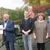 Bei der 800 Jahrfeier in Brunntal überreichte Ortsvorsteher Ulrich Dluzak (Zweiter von links) eine Ortschronik an Bürgermeister Ottmar Dürr. Mit dabei (weiter von links) Ortschaftsrat Lukas Rüttling, Gemeinde- und Ortschaftsrätin Maria Höfling,  Ortschaftsrätin  Karin Eisemann, Ortschaftsrat Thomas Derr und die stellvertretende Ortsvorsteherin Petra Hiller (oben).