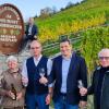 Das Fass am Ortseingang von Randersacker strahlt im neuen Glanz (von links): Allianz-Sprecher Peter Juks, Bruno Arnold, Rita Weidner, Stefan Morhard, Bürgermeister Michael Sedelmayer und Franz Sauer, stellvertretender Vorsitzender des Weinbauvereins. Neben dem Willkommensschild Allianz-Manager Bastian Lange und Martin Schmitt.