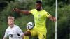 Keine Kooperationspartner, sondern Gegner auf dem Fußballplatz: Jens Trunk (links) vom TSV Aubstadt und Saliou Sane vom FC Würzburger Kickers.