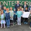 Die Bürgermeister der Stadt Kitzingen überreichen einen Scheck in der Montessori-Schule im Innopark.