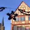 In der Gerolzhöfer Altstadt wird trotz Energiekrise auch in diesem Jahr die Weihnachtsbeleuchtung aufgebaut. Allerdings werden die Zeiten, an denen die Lichter brennen, verkürzt.