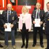 Das Bild zeigt Kreisbrandinspektor Sebastian Muth, die Geehrten Reiner Mahr und Friedrich Amberger, Landrätin Tamara Bischof und Bürgermeister Burkhard Klein.