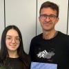 Ausbildungsbeauftragter Frank Günther mit der Auszubildenden Julia Gerhard bei der Zeugnisübergabe.
