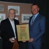 Der Künstler Günter Jäger erhielt die Urkunde und Stadtplakette aus den Händen von Bürgermeister Peter Juks.
