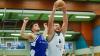 Marco Passlack (rechts) vom SV Oberdürrbach streckt sich erfolgreich nach dem Ball, Sebastian Schwab  vom TSV Grombühl bleibt besser weg, um den gegnerischen Center nicht zu foulen. In der Basketball-Bayernliga trafen Oberdürrbach und Grombühl zum Stadtderby aufeinander.