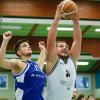 Marco Passlack (rechts) vom SV Oberdürrbach streckt sich erfolgreich nach dem Ball, Sebastian Schwab  vom TSV Grombühl bleibt besser weg, um den gegnerischen Center nicht zu foulen. In der Basketball-Bayernliga trafen Oberdürrbach und Grombühl zum Stadtderby aufeinander.