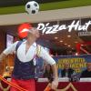 Der Weihnachtscircus ist 2022 wieder am Ball: Fußballartist Ivan Radev stimmte in der Stadtgalerie auf das Highlight zum Jahreswechsel ein.