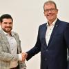 Markus Hammer (links) wurde von Bürgermeister Klaus Schmidt als neuer Gemeinderat vereidigt und im Gremium begrüßt.