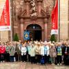 Die Dettelbacher Pilgergruppe vor dem Hauptprotal  der Wallfahrtsbasilika zum Heiligen Blut mit Dekan Gerhard Spöckl, Pater Josef und Diakon Lorenz Kleinschnitz.