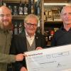 Wenn Menschen an andere, bedürftige Menschen denken: Dr. Jürgen Schiemann (rechts) überreichte zusammen mit Patrick James vom Geschäft Whiskey Gents/ Montana (links) einen Spendenscheck in Höhe von 2100 Euro an den Vorsitzenden der Schweinfurter Kindertafel, Stefan Labus.