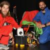In Baumwollanzügen dem Mikroplastik auf der Spur: Max Kortmann (links) und Sebastian Pohl mit einem Teil ihrer (Plastik-) Ausrüstung beim Vortrag in der Stadthalle.