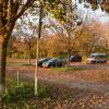 Auf dem Parkplatz an der Johann-Wenzel-Straße müssen die Sennfelder Eltern parken, um ihre Kinder in die Ausweich-Kita am Sport- und Freizeitgelände Sennfeld zu bringen. Die Fläche soll im September gerichtet werden.