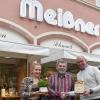 Ralf Hecker (rechts), Inhaber von Meißner Uhren & Schmuck, verabschiedet seinen langjährigen Geschäftsnachbarn Ulf Gramlinger von Brillen Voigt, ehemals Optik Meißner auf dem Marktplatz von Bad Neustadt. Mit auf dem Foto Heckers Mitarbeiterin Leah Krapf.