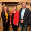 Patrick Druschel, Kathrin Schilling, MdL Anna Stolz, Wolfgang Heß und Hanskarl von Thüngen (von links) trafen sich zu einem informellen Austausch im Renaissance-Saal des Burgsinner Schlosses in Thüngen.