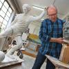 Bildhauer Herbert Deiss in seinem Atelier in Aschaffenburg mit dem Gipsmodell des Bronze-Denkmals für den Fußballer Gerd Müller, das am 3. November in Nördlingen öffentlich enthüllt wird.