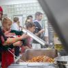 Sternekoch Stefan Marquard mit zwei Schülern des EGM in der Klosterküche der Abtei Münsterschwarzach. 