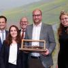 Die Winzerfamilie Scheller freut sich über die Auszeichnung mit dem Ehrenpreis des Landkreises Schweinfurt. Bei der Preisübergabe in Würzburg von links: Landrat Florian Töpper, Stefanie Herbig-Scheller, Horst Kolesch (Vizepräsident des Fränkischen Weinbauverbands), Michael Scheller und die fränkische Weinkönigin Eva Brockmann.