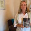 Barbara Büttner mit ihrem neuen Buch, das sie auch auf der Buchmesse in Frankfurt ausgestellt hat. 