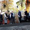 Landrat Thomas Eberth setzte gemeinsam mit KU-Vorstand Alexander Schraml und Eva von Vietinghoff-Scheel sowie dem Geschäftsführer der Senioreneinrichtungen des Landkreises Würzburg, Michael Pfab, den Spatenstich für den Neubau in der Zeppelinstraße 65. Mit dabei waren auch Vertreter des KU-Verwaltungsrats, Architekten, Bauleiter und Nachbarn.
