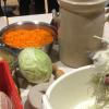 Selbst Hand anlegen bei der Fermentierung von frischem Gemüse wie Weißkraut, Möhren und Kohlrabi.