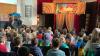 Gebannt lauschen die Kinder der Geschichte von Lutz der Wutz im umfunktionierten Kirchenraum.