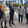 Abteilungsleiterin Sonja Weidinger und Landrat Florian Töpper bedanken sich bei Dr. Thomas Wiethe, der langjährige Chef des Veterinäramts geht Ende Oktober in den Ruhestand. Als Nachfolgerin übernimmt Dr. Anja Heinelt ab 1. November 2022 die Leitung des Sachgebiets.