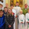 Nach dem Gottesdienst stellten sich alle Ministranten von St. Vitus nochmal zum Gruppenfoto auf. Vor Pfarrer Olszewski von links Hannes Gläser und Niklas Heidenfelder, links neben dem Pfarrer Lukas Ebert, rechts Leni Riedmann.