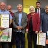 Die neuen Ehrenmitglieder im TSV Rottenbauer präsentierte der TSV-Vorstand auf der Bühne. Im Bild (von links): Rainer Dehmer, Gottfried Fuchs, Jürgen Nicklaus, Wolfgang Scheyer, Cäcilie Wagner, Matthias Purucker, Karl Wagner und Matthias Schneider.