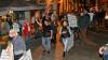 Am Freitag zogen in Ochsenfurt "Querdenker" und Anhänger der AfD über die Hauptstraße. An der Kreuzung zur Brückenstraße trafen sie auf Gegendemonstrantinnen und -demonstranten.