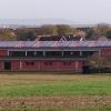 Die Mehrzweckhalle in Erbshausen-Sulzwiesen mit ihrer Photovoltaikanlage auf dem Dach.