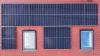 Aufgrund der explodierenden Energiepreise und aus Angst vor einem Blackout wollen sich viele Menschen derzeit eine Photovoltaik-Anlage aufs Dach setzen lassen, um autarker zu werden.