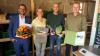 Bürgermeister Björn Denner überreicht die Glückwünsche des Marktes Oberelsbach an Claudia, Michael und Horst Hartmann (von links). Sie wurden für ihren Gemüsebau mit dem Innovationspreis des Deutschen Verbands für Landschaftspflege ausgezeichnet.