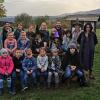 Die Kinder und ihre Eltern voller Erwartung auf die Halloween-Wanderung.