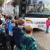 Falsch und gefährlich ist es, direkt vor (oder nach) einem Bus nach dem Verkehr schauen zu wollen. Der Busfahrer könnte das Kind übersehen und losfahren.