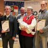 Ehrungen für langjährige Mitglieder und Unterstützer des NBSO. Im Bild von links: Albert Krötter, Alois Schneeberger, Präsident des NBMB Manfred Ländner, Elisabeth Hartmann, Jakob Euba und Dirigent des NBSO Christoph Ahlemeyer.