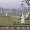 Gut verpackt durch den Winter. Die Figuren im Weikersheimer Schlossgarten.