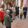 Royaler Besuch im Kloster Bronnbach: Der portugiesische Herzog Dom Duarte de Bragança (fünfter von rechts) besuchte zusammen mit seiner Familie die Grablege ihrer Vorfahren in der Klosterkirche Bronnbach. 