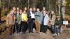 Das Walderlebniszentrum Gramschatzer Wald erhält den Unterfränkischen Inklusionspreis für den Sinneswandeln-Pfad. Vorne von links: Herbert Hennlich, Antje Julke, Franz-Josef Sauer, Karin Renner, Erwin Dotzel, Wolfgang Graf, Eva Maria Linsenbreder, Christina Feiler und Sonja Scheuplein. Im Hintergrund die Waldarbeiter des Walderlebniszentrums.