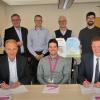 Die Verantwortlichen bei der Vertragsunterzeichnung über den Glasfaserausbau in den Gemeinden Kolitzheim und Grettstadt: (vorn, von links) Bürgermeister Horst Herbert, Thomas Andreas Hofmann (Telekom), Bürgermeister Jens Machnow, (hinten) Andreas Wagenbrenner (Firma Först Consult), Rainer Ullrich (Breitbandpate Kolitzheim), Tobias Wörle (ÜZ Mainfranken), Wolfgang Neumann (Telekom), Sebastian Saalmüller (Breitbandpate Grettstadt) und Christopher Weigel (Firma Först Consult).